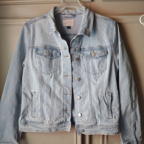 Universal Thread Jackets & Blazers - Universal Thread classic fit light wash jean jacket